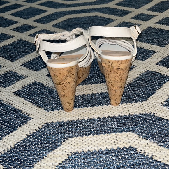 Shoedazzle white wedges size 6 - Picture 4 of 9